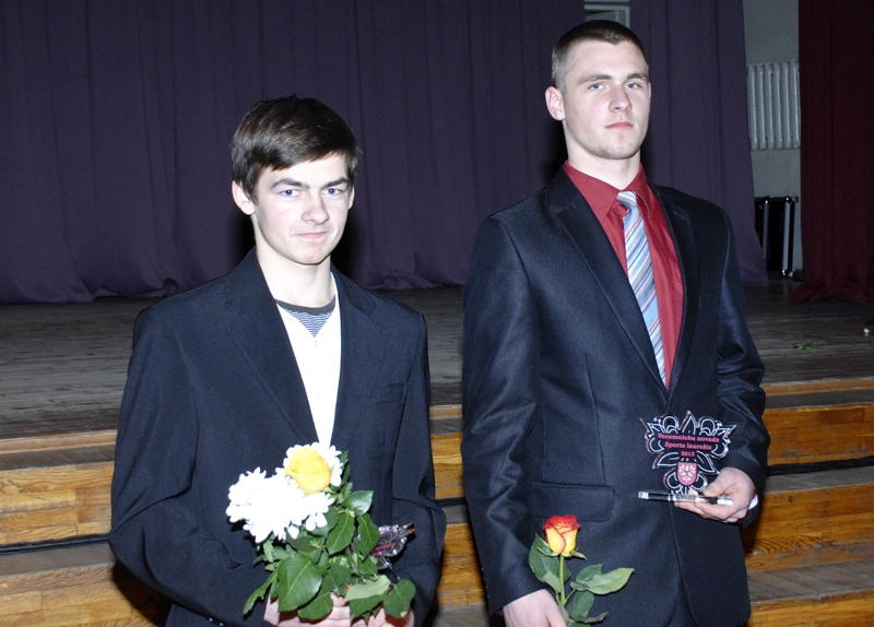 Svarbumbu cēlāji Mārtiņš Ozoliņš (no kreisās) un Jānis Zariņš ieguva «Sporta laureāta 2013» goda nosaukumu.
Autors: Ivars Bogdanovs