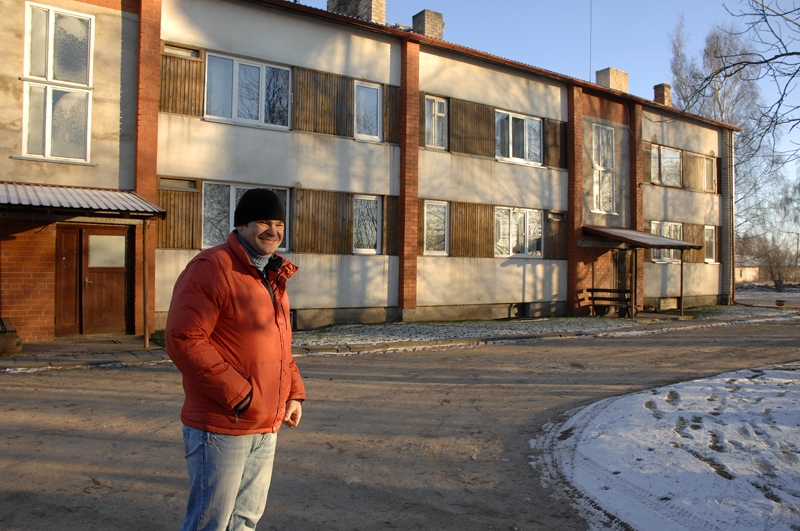 Viens no diviem konkursā «Iedzīvotāji veido savu vidi 2013» godalgotajiem projektiem īstenots daudzdzīvokļu mājā Īslīces pagastā. Projekta koordinators Edvīns Griba  pastāstīja par paveiktajiem darbiem. Ēkai nomainīts jumts, sakārtoti jumtiņi lieveņiem. Atlikusī nauda izlietota bērnu atpūtai paredzētā sporta aprīkojuma uzstādīšanai. Darbu īstenošanā aktīvi iesaistījušies mājas iedzīvotāji, ņemti vērā viņu ieteikumi. Respektētas arī pusaudžu vēlmes, viņi paši arī iesaistījušies fiziskajām aktivitātēm paredzētās teritorijas iekārtošanā. 
