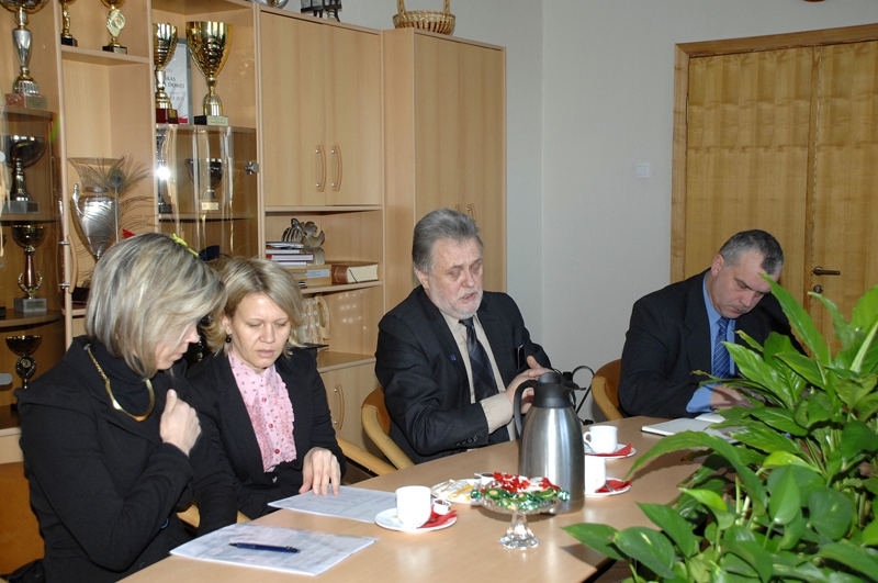 Tikšanās reizē šodien ATD pārstāvēja valdes loceklis Jaunups, Finanšu analīzes un audita daļas vadītāja vietniece Ilona Puķīte un Juridiskās daļas vadītāja vietniece Sanita Mince.
Autors: Ivars Bogdanovs