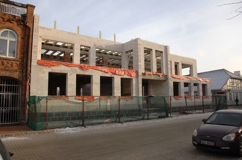 Bauskas vecpilsētas ainavā, Rātslaukuma malā, iezīmējas jaunas ēkas aprises. Kad māja būs pabeigta, tā būs multifunkcionāla, visai sabiedrībai pieejama ēka. 


Autors: Ivars Bogdanovs