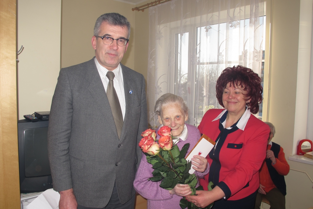 Jubilāri Liliju Marģi 90. dzimšanas dienā sveic Bauskas novada domes priekšsēdētājs Raitis Ābelnieks un pansionāta «Derpele» vadītāja Inta Savicka. 

Autors: Andra Matuļenko