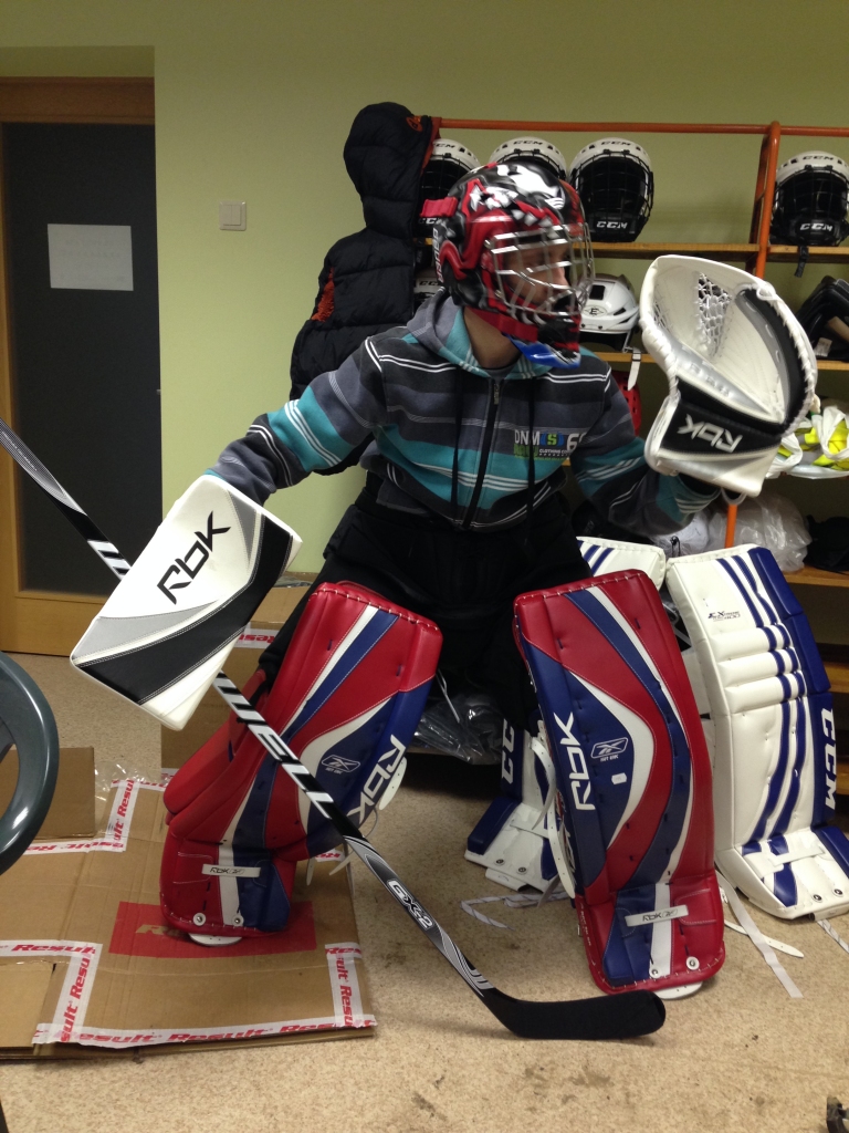 Jauniešu biedrības «Mums pieder pasaule» un hokeja turnīra spēlētāju rīcībā būs ne tikai hokeja spēlētāju inventārs, bet arī divi vārtsargu ekipējuma komplekti.

Autors: rundale.lv