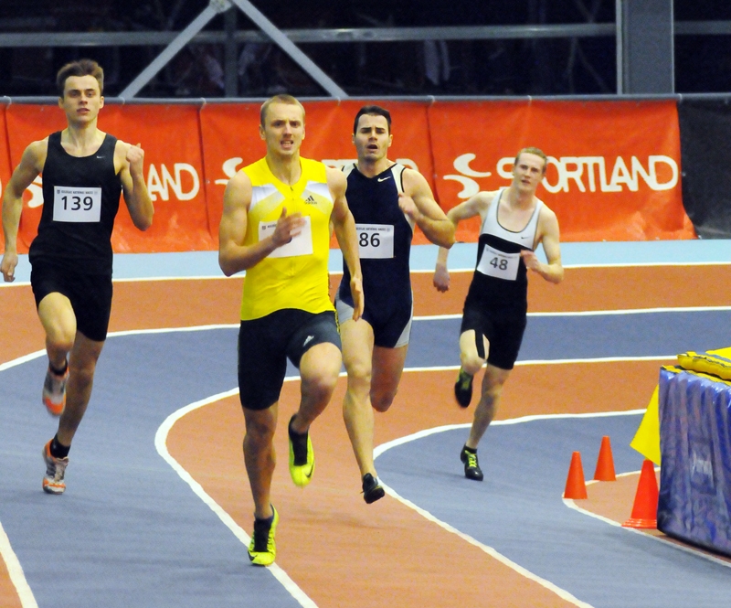 Jānis Baltušs (priekšplānā) uzvarēja «Katrīnas kausa» sacensībās 400 metru distancē. 
Autors: Foto – AIVARS VĒTRĀJS, «Kurzemnieks»