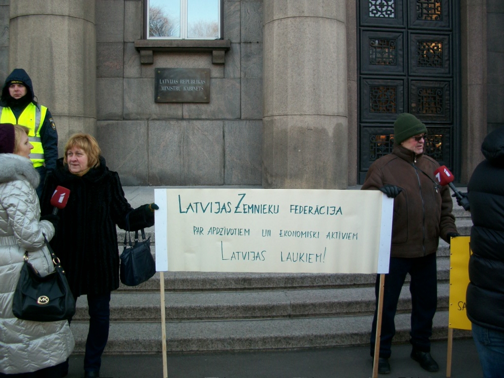 Agita Hauka un Agris Veide akcijas laikā skaidroja televīzijas žurnālistiem zemnieku nostāju.
Autors: No albuma.
