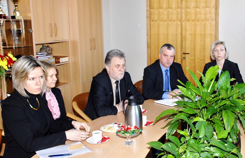 Valsts SIA «Autotransporta direkcija» (ATD) amatpersonas tikties ar Bauskas un Iecavas pašvaldību pārstāvjiem piekrita ar noteikumu, ja sarunā nepiedalīsies preses pārstāvji. No plašsaziņas līdzekļiem baidās ATD Finanšu analīzes un audita daļas vadītāja vietniece Ilona Puķīte (no kreisās), Juridiskās daļas vadītāja vietniece Sanita Mince un valdes loceklis Modris Jaunups. Ar viņiem runā Bauskas novada pašvaldības izpilddirektors Jānis Kalinka un viņa vietniece Ineta Ruhocka.
Autors: Ivars Bogdanovs