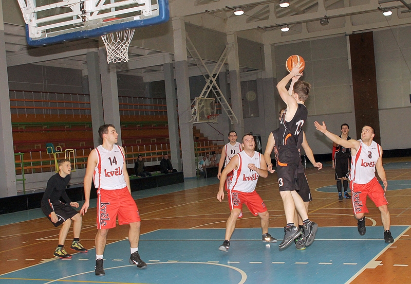 «BJSS» (tumšajos tērpos) neizdevās uzvarēt «Codes/Kvēles» komandas basketbolistus. 
Autors: Foto – Uldis Varnevičs