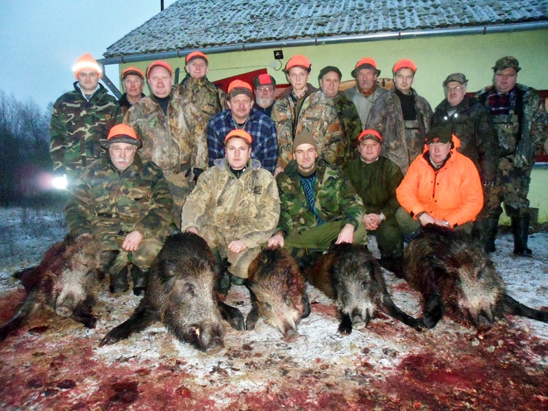 Mednieku biedrībai «Irši», lai arī bija jāmedī «melnajā pēdā», dažas medības vainagojās ar visai prāvu zvēru guvumu. 
Autors: Foto no biedrības «Irši» albuma. 