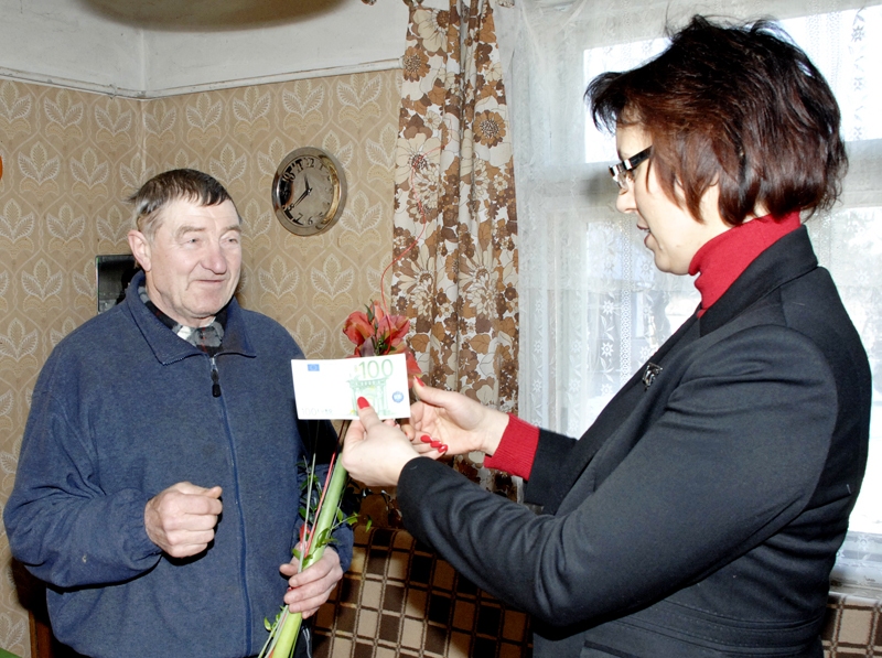 Jons Afanasjevs no Īslīces saņem balvu – 100 eiro. To viņam pasniedz laikraksta mārketinga speciāliste Dace Karļuka. 
Autors: Foto – Ivars Bogdanovs