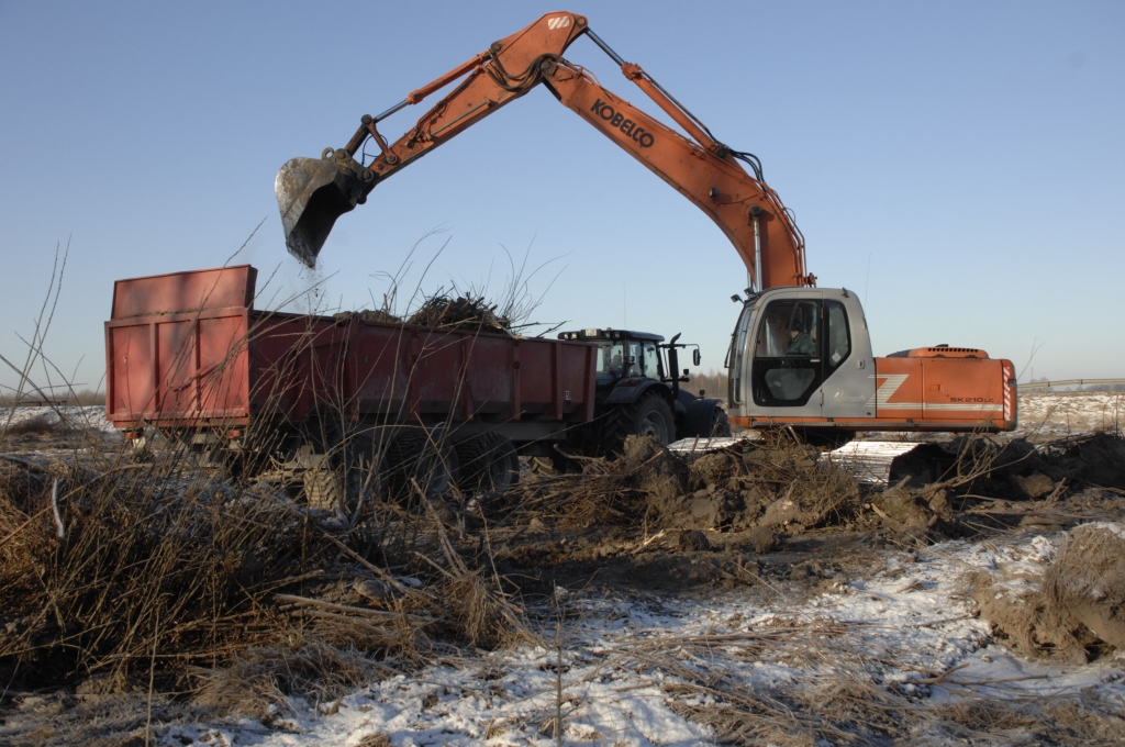 Iecavas SIA «Zeltezeri» strādnieki ar smago tehniku attīra veco ābeļdārzu, lai ierīkotu lauku pavasara sējai.


Autors: Ivars Bogdanovs