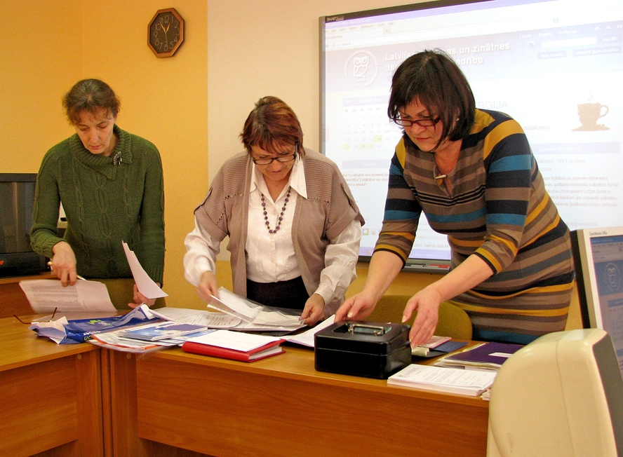 Latvijas Izglītības un zinātnes darbinieku arodbiedrības Bauskas starpnovadu arodorganizācijas vadītāja Māra Graudiņa (no labās) pirms sanāksmes aktualitātes pārrunā ar Vēsmu Petruševicu (no kreisās) no Vecumnieku vidusskolas un Lilitu Vanagu no Griķu pamatskolas. 
Autors: Vilnis Auzāns