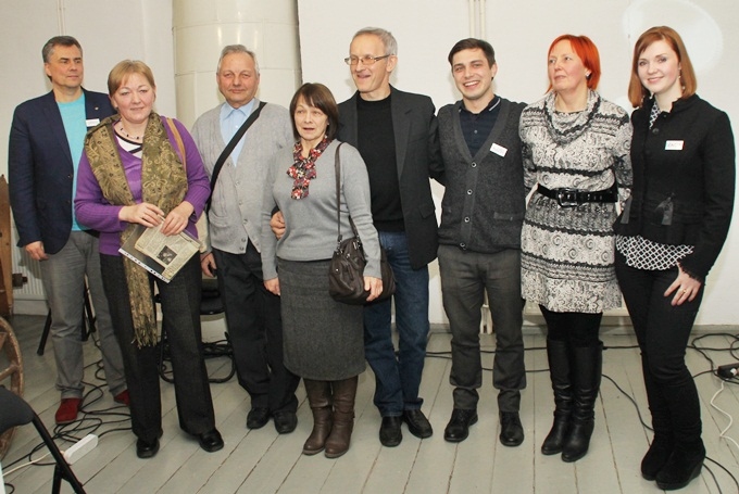 Baušķenieki centās izmantot iespēju fotografēties kopā ar Jāni Šipkēvicu (no kreisās), Krišu Zilgalvi (trešais no labās) un Zaigu Pūci (no labās). 
Autors: Uldis Varnevičs