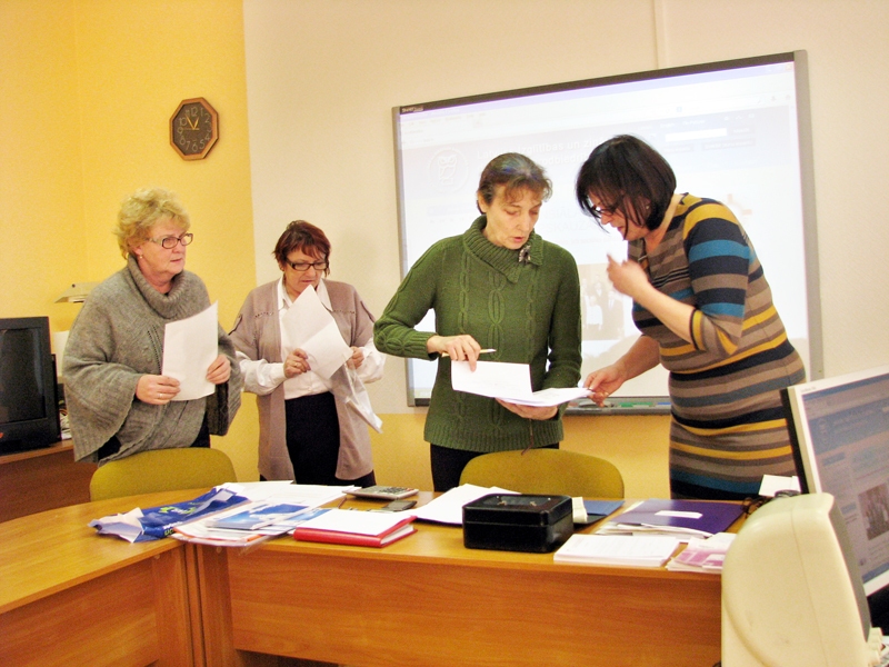 Latvijas Izglītības un zinātnes darbinieku arodbiedrības Bauskas starpnovadu arodorganizācijas vadītāja Māra Graudiņa (no labās) pirms sanāksmes aktualitātes pārrunā ar Aldu Zālmani (no kreisās) no Valles un Vēsmu Petruševicu no Vecumnieku vidusskolas. 
Autors: Vilnis Auzāns