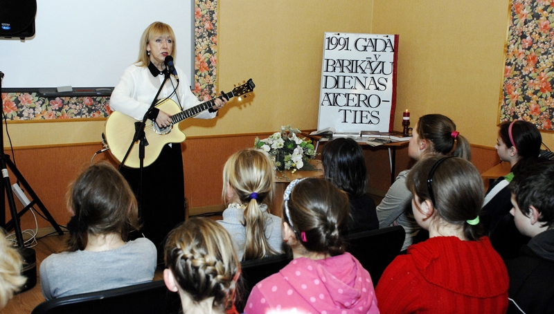 Ieva Akurātere Skaistkalnes vidusskolas skolēniem palīdz uzburt barikāžu laika ainas.
Autors: Ivars Bogdanovs