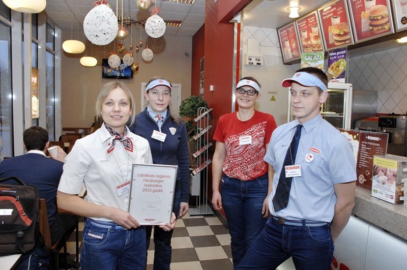 «Hesburger» darbinieki Bauskā – Deniss Krips (no labās), Dina Tamašūna-Liepiņa, Evita Skrējāne un Lolita Zelča priecājas par saņemto atzinību.
Autors: Ivars Bogdanovs