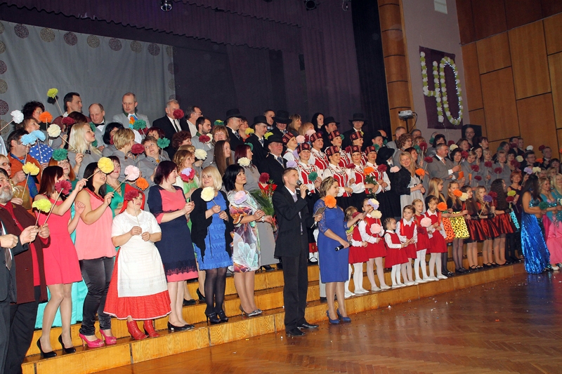 Kultūras nama vadītāji, viesi, amatierkopas un to vadītāji vienojas kopīgā dziesmā «Krāsaini sapņi».
Autors: Uldis Varnevičs