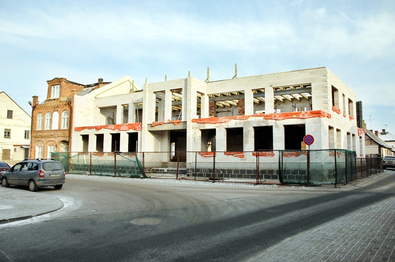 Bauskas vecpilsētas ainavā, Rātslaukuma malā, iezīmējas jauna nama aprises. Kad māja būs pabeigta, tā būs multifunkcionāla, visai sabiedrībai pieejama ēka. 
Autors: Foto – Ivars Bogdanovs