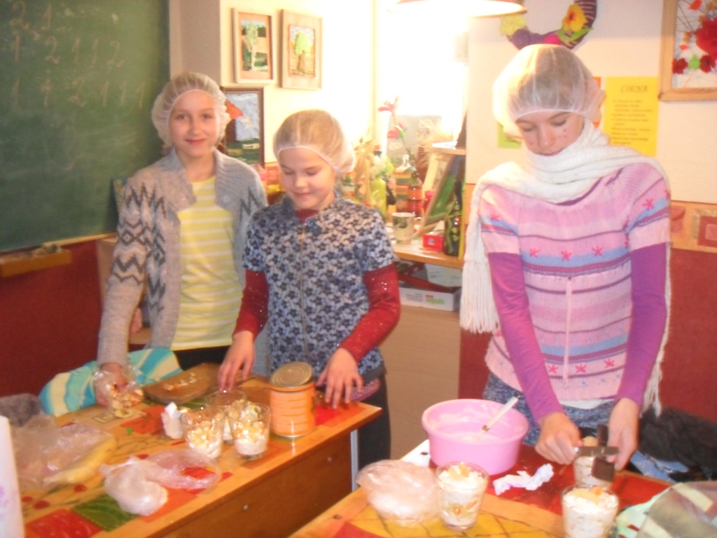 Darba procesā 5. klases meitenes.
Autors: no skolas arhīva