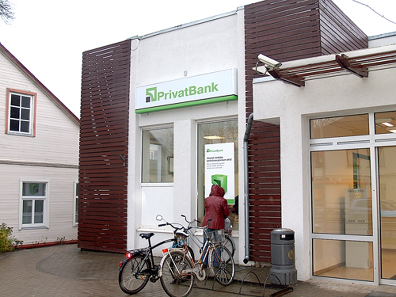 «PrivatBank» filiāles aizvēršana atstājusi Iecavu bez tiešajiem bankas pakalpojumiem, taču daļēji tos aizvieto bankomāti un «Pasta norēķinu sistēma».
Autors: no «Bauskas Dzīves» arhīva