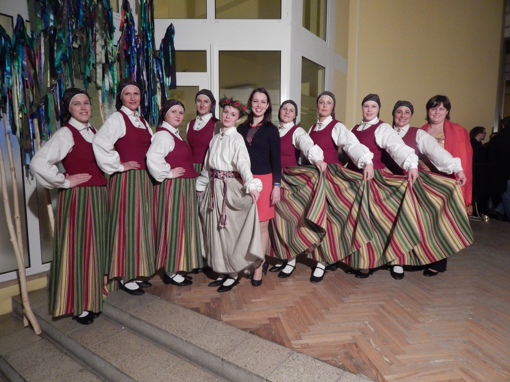 Vidējās paaudzes deju kopas «Bārbele» dejotājas pēc veiksmīgas dejas «Tikušai meitai Dievs palīdz» Jaunrades deju konkursā. 
Autors: No albuma.