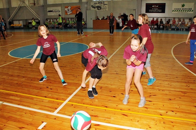 Basketbola laukumā reizumis abu komandu spēlētājām atliek vien nopūsties – cīņa bijusi veltīga.
Autors: Foto – Uldis Varnevičs