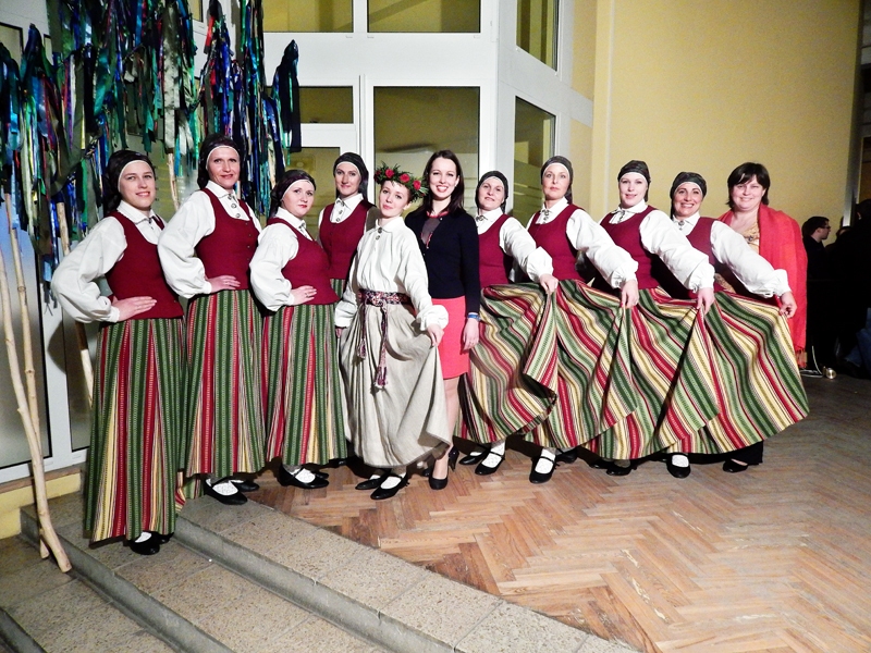 Vidējās paaudzes deju kopas «Bārbele» dejotājas pēc veiksmes jaunrades deju konkursā.
Autors: no albuma