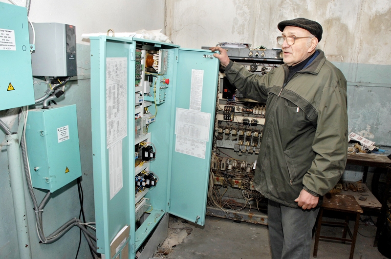 Andris Daugulis, komunālās saimniecības elektriķis, pieredzi apieties ar jauno liftu iekārtām krājis, ilgstoši remontējot padomju laikā uzstādītās pacelšanas ierīces.

Autors: Ivars Bogdanovs