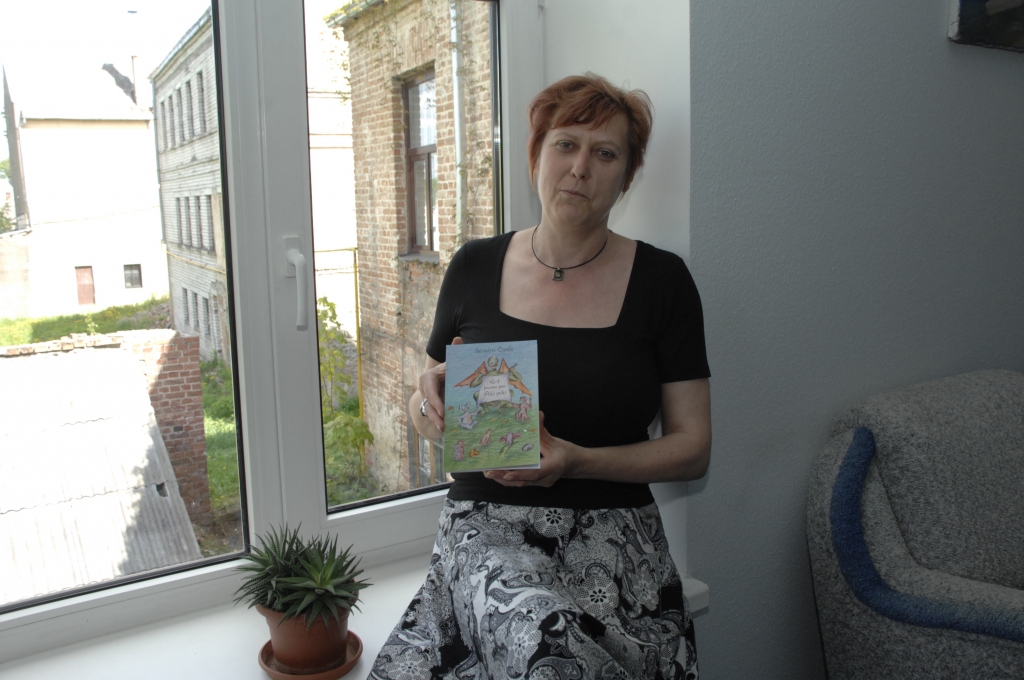 Sandra Cīrule ik mēnesi vada Bauskas novada literātu apvienības «Akmeņi zied» rakstīšanas svētdienas skolas nodarbības.	
Autors: No arhīva.