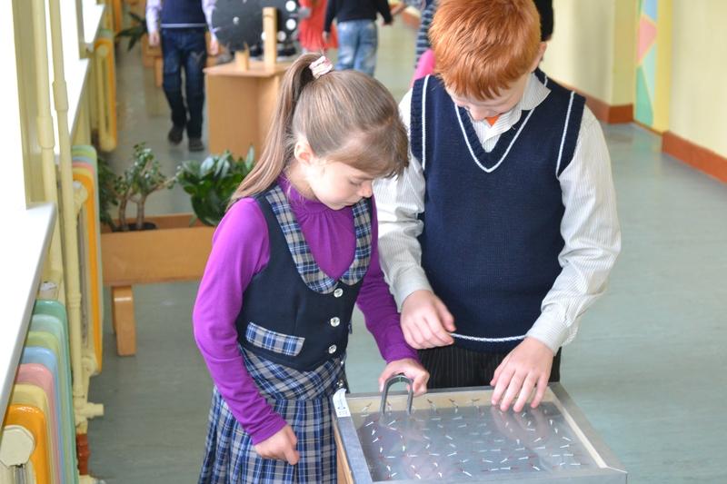 Lai rosinātu skolēnus pievērsties eksaktajām zinātnēm caur pētniecisko darbu, Bauskas sākumskolā tiks izvietotas īpašas 52 «Miniphanomenta» eksperimentu stacijas, kurās skolēni patstāvīgi var darboties starpbrīžos, rosinot radošo un tehnisko domāšanu.
Autors: tavavara.lv