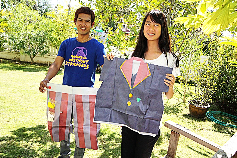 Ziedojamās drēbes mirušajiem senčiem Jaungadā gatavotas no papīra un nopērkamas veikalā. 
Autors: Jūnass Palms