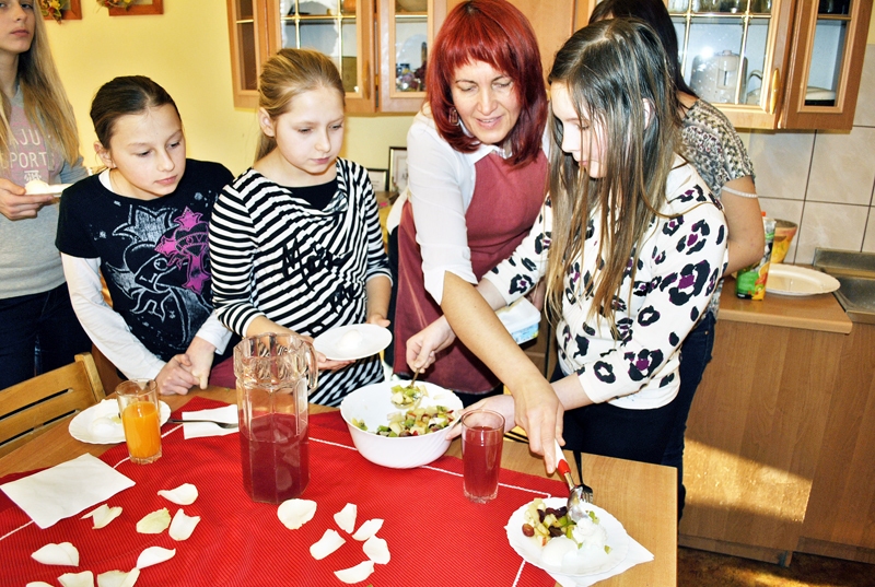 Daiga Sējēja palīdz audzināmās klases meitenēm servēt augļu salātus. 
Autors: Zane Gorškova