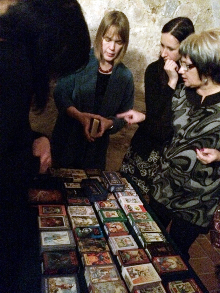 Irēna Batrama (vidū) Bauskas pilī izrāda savu Taro kolekciju. 
Autors: Lauma Ieveniece