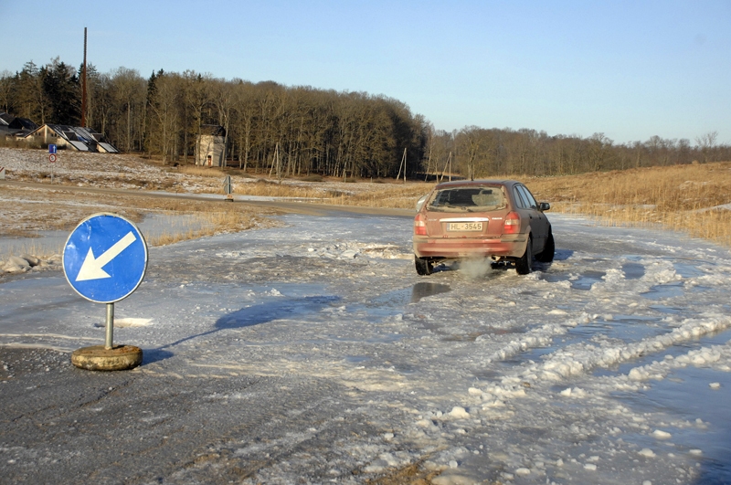 Brauktuves no šosejas A7 uz sporta kompleksu «Mūsa» posmā ledus bedres ceturtdienas, 30. janvāra, rītā cenšas pārvarēt vieglais automobilis «Mazda». Pēcpusdienā šis ceļa posms tika salabots, taču tā applūšana un apledošana nav izslēgta arī turpmāk. 

Autors: Ivars Bogdanovs