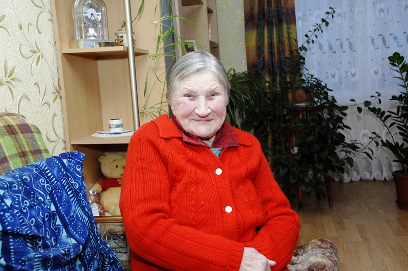 Marija Jarmalaviča saka – visu mūžu smagi strādājot, neko no pasaules nav savām acīm redzējusi, bet tagad vairs to nevēlas, jo vislabāk jūtas mājās. 
Autors: Ivars Bogdanovs