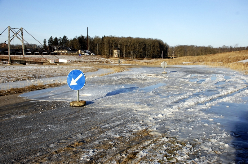 Ledus bedres klāja ceļu no šosejas A7 uz sporta kompleksu «Mūsa» ceturtdienas rītā.
Autors: Ivars Bogdanovs