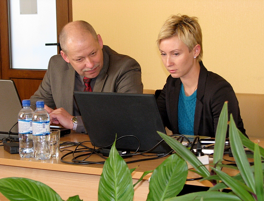 Jaunievēlētā Bauskas novada domes deputāte Solvita Jirgensone savā pirmajā sēdē vairākkārt uzklausīja pieredzējušā kolēģa Aleksandra Novicka padomus. 
Autors: Vilnis Auzāns