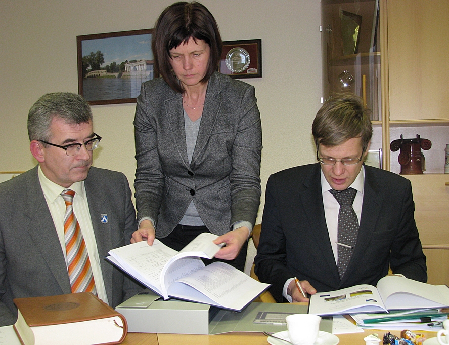 Vides aizsardzības un reģionālās attīstības ministrs Einārs Cilinskis rūpīgi iepazīstas ar Bauskas pašvaldības dokumentiem. Tos viņam izrāda attīstības un plānošanas nodaļas vadītāja Ilze Tijone. 
Autors: Vilnis Auzāns