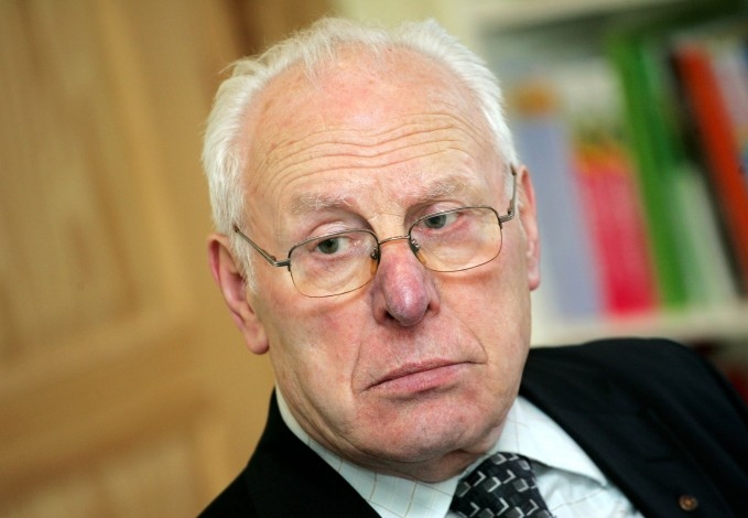 Viktors Puriņš, bijušais Latvijas Būvnieku savienības vadītājs, noraizējies: «Ļoti bieži galvenais uzņēmējs nolīgst apakšuzņēmējus, tie paveic noteiktu darbu apjomu, saņem savu atalgojumu, un tas arī ir viss. Pienācīgas kontroles pār apakšuzņēmēju darbu nav.»
Autors: db.lv