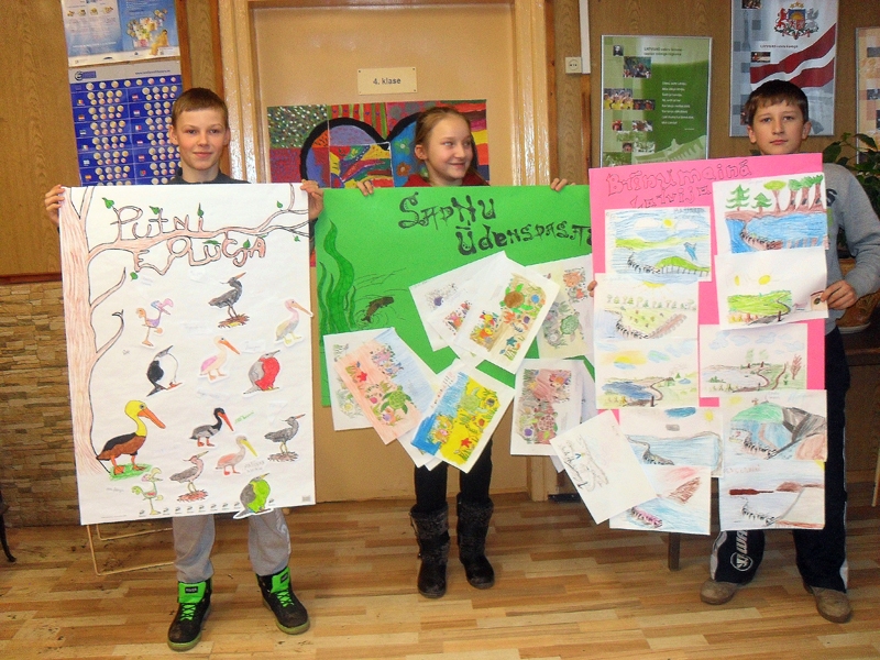 Dienas darba rezultātus rāda Roberts Vorona (no kreisās), Sibilla Anna Salgrāve un Kaspars Ziemiņš.
Autors: Foto no skolas arhīva.