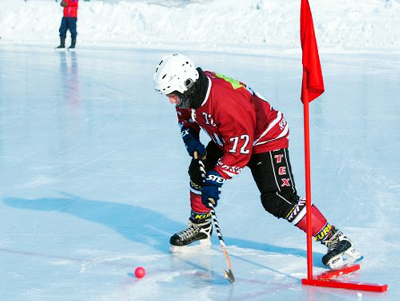 Bendijs ir jau zināmais hokejs uz ledus ar bumbiņu. Sporta veids prasa lielu izveicību un izturību. 
Autors: sportacentrs.com