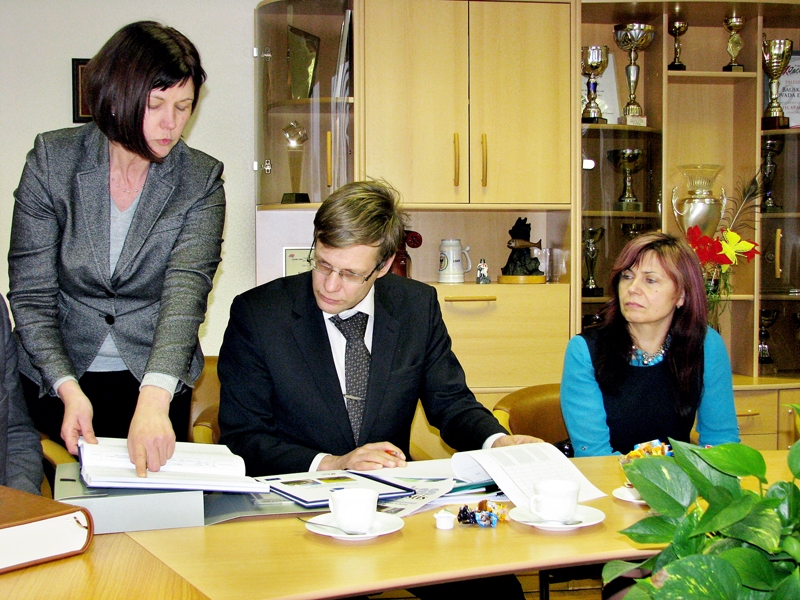 Einārs Cilinskis (vidū), vides aizsardzības un reģionālās attīstības ministrs, rūpīgi ieklausījās pašvaldības pārstāvju Ilzes Tijones (pa kreisi) un Initas Nagņibedas stāstījumā.
Autors: Vilnis Auzāns