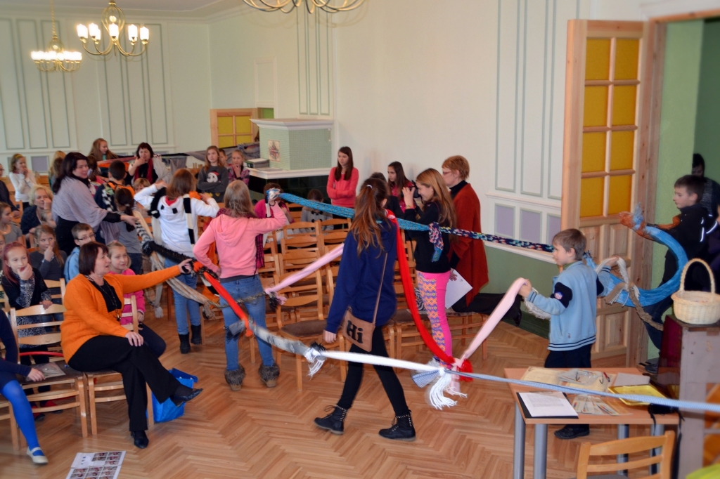 5.a klases skolēni kopā izveidoja 511 metrus garu šalli, kuras izrādīšanai skolā trūka vietas.
Autors: Kristaps Ābelnieks