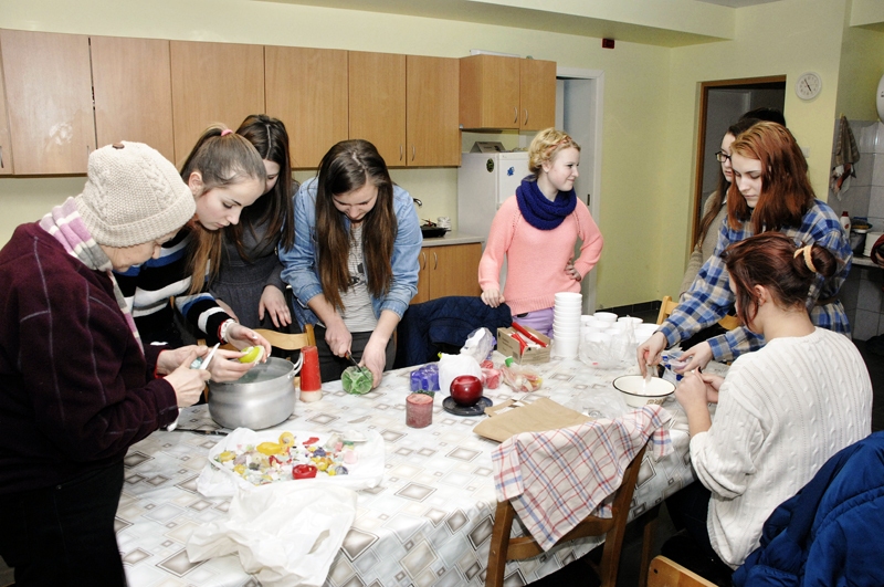 Biedrības «INICIO» jaunieši sveču liešanas darbnīcā svinēja ziemas vidu. 
Autors: Ivars Bogdanovs