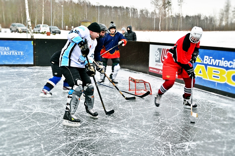 Hokeja turnīru  Vecumniekos 1. februārī atklāja dalībnieki no Kurmenes un Pārogres.
Autors: Kristaps Ābelnieks