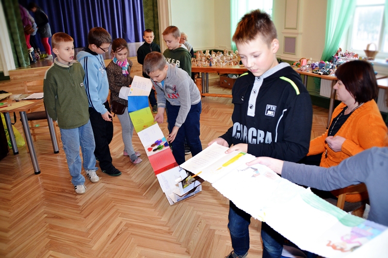 3.a klases audzēkņi demonstrē pašu veidotu dzejoļu krājumu, kurā ir 86 kopā salīmētas lapas.
Autors: Foto – Kristaps Ābelnieks