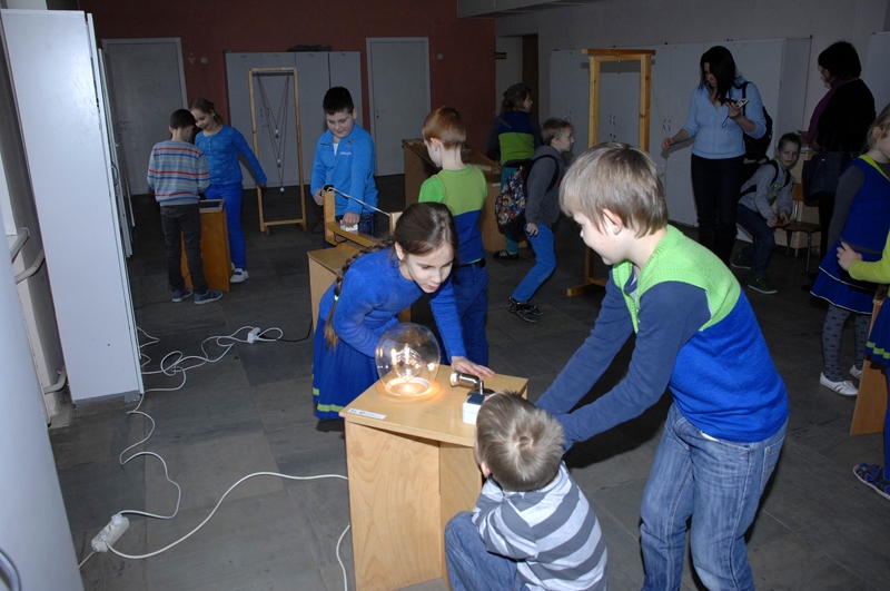 Bauskas sākumskolas audzēkņi ar interesi iepazīst projekta „52 aizraujoši eksperimenti mācību stundām un starpbrīžiem” objektus.
Autors: Ivars Bogdanovs