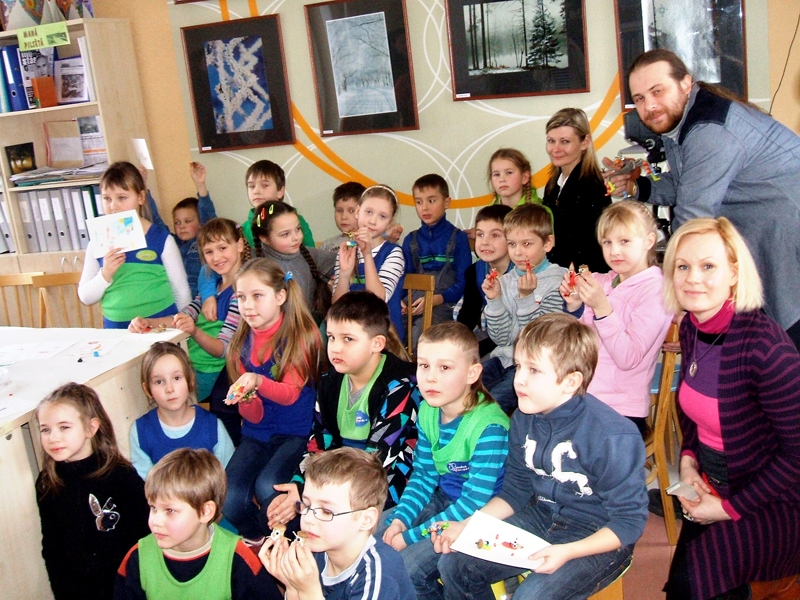 Bauskas sākumskolas 1. a klases audzēkņi kopā ar režisori Daci Rīdūzi, animatoru Māri Brinkmani un audzinātāju Daigu Eimusu ( aizmugurē otrā no labās).
Autors: Sarmīte Freimane