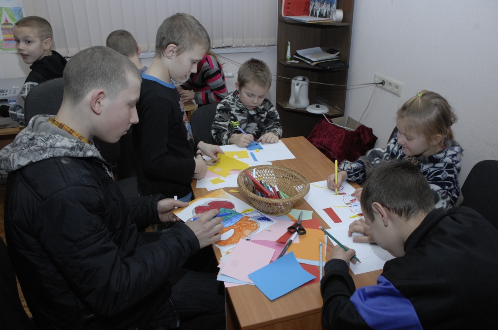 Dāviņu ciema jaunākā paaudze darbojas Sveču dienas sarīkojumā. 
Autors: Ivars Bogdanovs