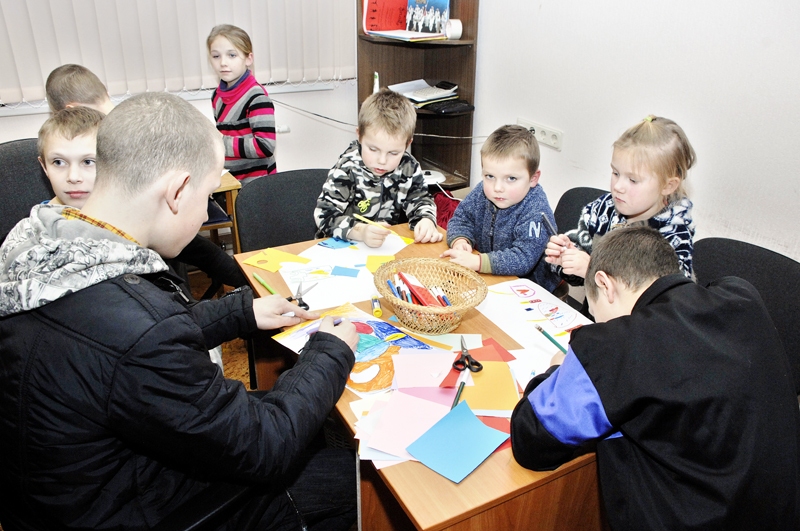 Dāviņu ciema jaunākā paaudze darbojas Sveču dienas sarīkojumā.
Autors: Ivars Bogdanovs