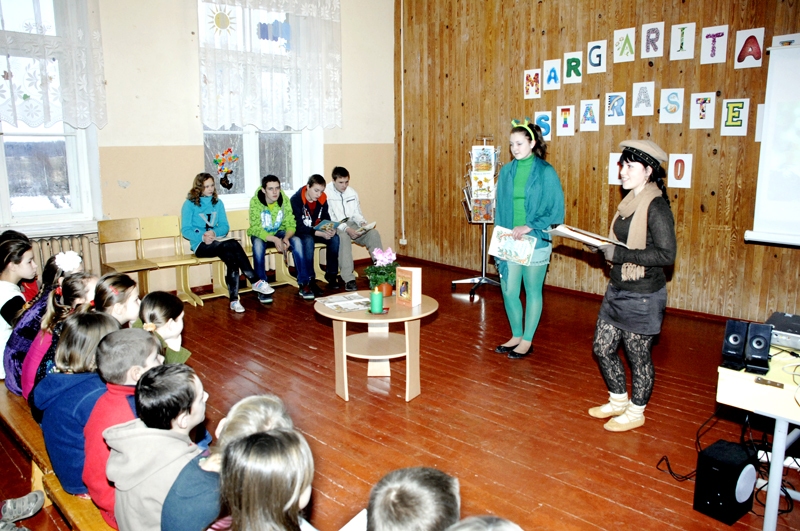 Mežgaļu pamatskolas 9. klases audzēknes Agnese Vanaga (no kreisās) un Dina Briede iejutušās Margaritas Stārastes varoņu Sienāža un Zīļuka tēlos. 
Autors: Ivars Bogdanovs