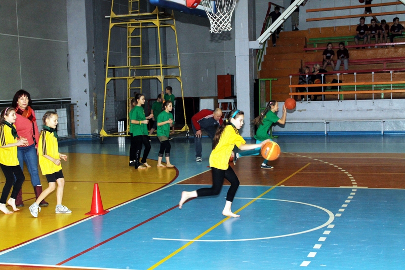 Minibasketbolā sacenšas Vecsaules un Mežotnes pamatskolas meitenes.
Autors: Uldis Varnevičs
